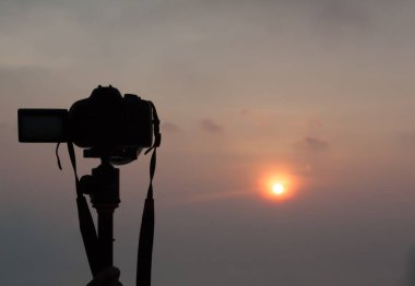 DSLR fotoğraf makinesi ile gündoğumu görünümü