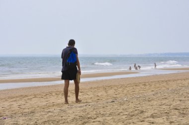Huelva, İspanya Sahilde yürüyüşe yetişkin adam