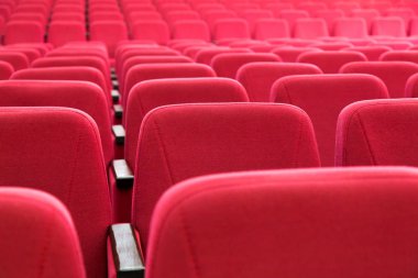 Kırmızı koltuk ile konser salonu