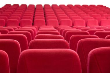 Kırmızı koltuk ile konser salonu