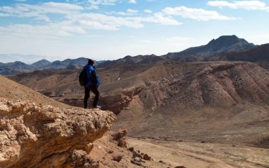Tırmanıcı bir kanyon üzerinden
