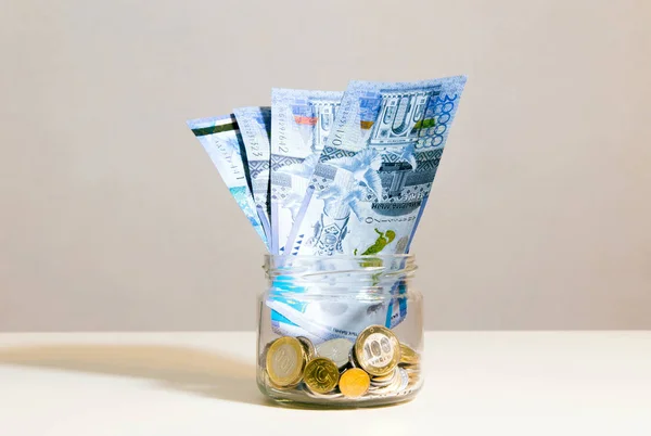 Glazen pot en geld — Stockfoto