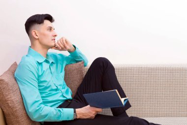 Elinde kitap olan adam.