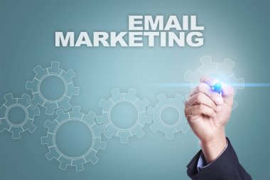 Sanal ekran üzerinde çizim iş adamı. e-posta pazarlama kavramı