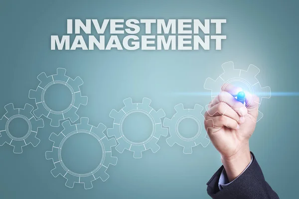 Geschäftsmann zeichnet auf virtuellem Bildschirm. Investitionsmanagementkonzept — Stockfoto