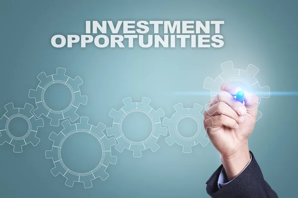 Empresário desenhando na tela virtual. conceito de oportunidades de investimento — Fotografia de Stock