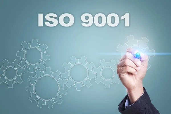 Affärsman ritning på virtuella skärmen. ISO 9001-konceptet — Stockfoto