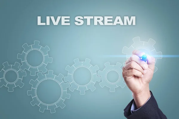 Uomo d'affari che disegna sullo schermo virtuale. concetto di live stream — Foto Stock