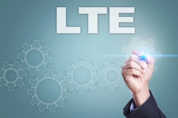 Podnikatel na virtuální obrazovky. koncept LTE — Stock fotografie