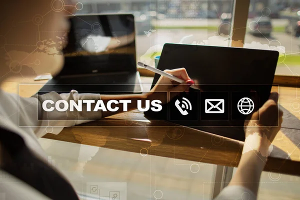 Kontakt z nami, przycisk i tekst na ekranie wirtualnych. Koncepcja biznesu i technologii — Zdjęcie stockowe