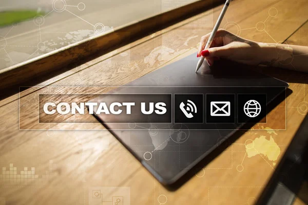 Επικοινωνήστε μαζί μας κουμπί και κείμενο στην εικονική οθόνη. Επιχειρήσεων και της τεχνολογίας έννοια — Φωτογραφία Αρχείου