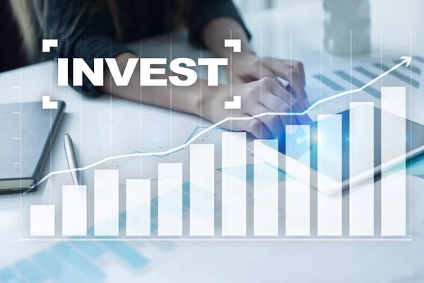 Invierte. Retorno de la inversión. Crecimiento financiero. Tecnología y concepto de negocio — Foto de Stock