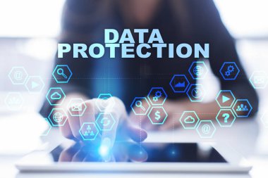 Kadın tablet PC'yi kullanma ve veri koruma seçme