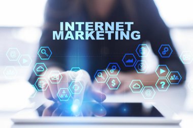 Kadın tablet pc kullanarak ve internet pazarlama seçerek