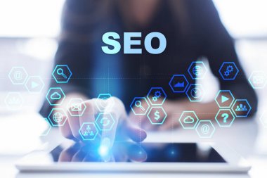 Kadın sanal ekranda basarak ve seo seçerek tablet pc, kullanıyor