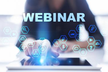 Kadın sanal ekranda basarak ve webinar seçerek tablet pc, kullanıyor