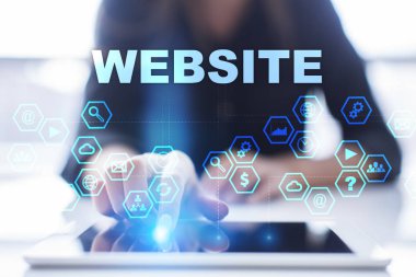 Kadın tablet pc kullanarak, sanal ekran üzerinde baskı ve Web sitesi seçerek