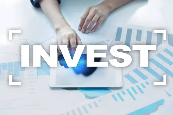 Invierte. Retorno de la inversión. Crecimiento financiero. Tecnología y concepto de negocio . — Foto de Stock