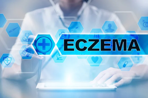 Médecin utilisant comprimé PC avec eczéma concept médical . — Photo
