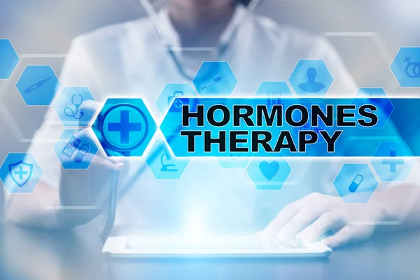 Arzt mit Tablet-PC mit Hormontherapie medizinisches Konzept. — Stockfoto