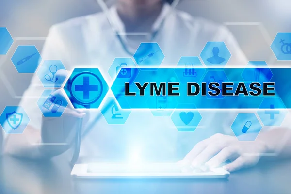 Médico utilizando tableta PC con la enfermedad de Lyme concepto médico . — Foto de Stock