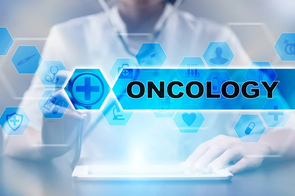 Médico usando tablet PC com conceito médico de oncologia . — Fotografia de Stock