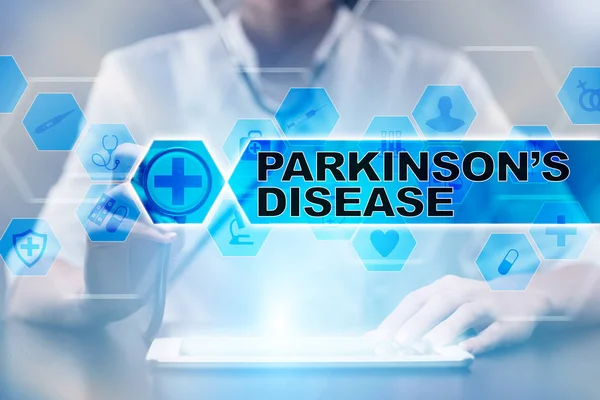 Médecin utilisant le comprimé PC avec la maladie de Parkinsons concept médical . — Photo