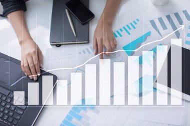 Diyagramlar ve grafikler. İş stratejisi, veri analizi, finansal büyüme kavramı.