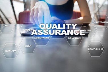 Kalite güvencesi kavramı sanal ekran üzerinde. İş kavramı.