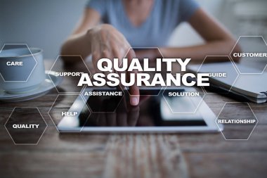 Kalite güvencesi kavramı sanal ekran üzerinde. İş kavramı.