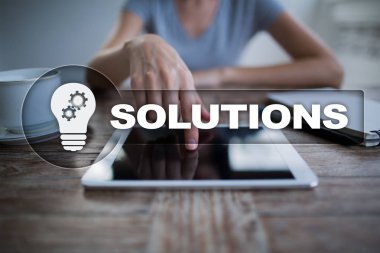 İş çözümleri kavramı sanal ekrandaki.