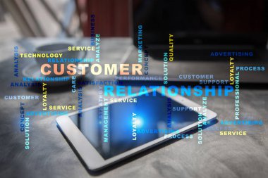 Müşteri ilişkisi yönetimi kavramı sanal ekran üzerinde. Kelime bulutu.