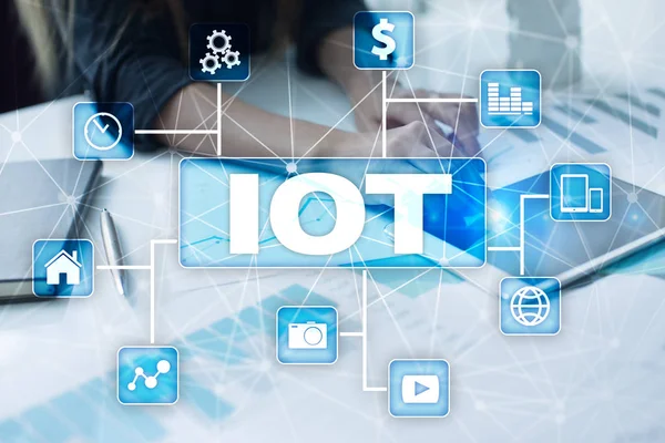 IOT. Concepto de Internet de la Cosa. Red de comunicación en línea multicanal — Foto de Stock