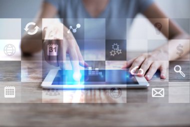 Sanal ekran arayüzü ile uygulamaları kutsal kişilerin resmi. Internet teknoloji kavramı.