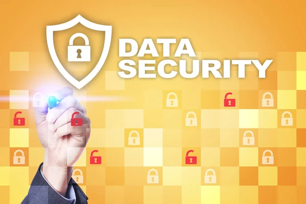 Datenschutz und Cyber-Sicherheitskonzept auf dem virtuellen Bildschirm. — Stockfoto