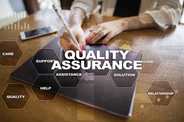 Kalite güvencesi kavramı sanal ekran üzerinde. İş kavramı.