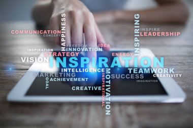 Sanal ekran üzerinde ilham kelimeler bulut.