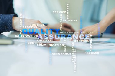 Kalite güvencesi kavramı sanal ekran üzerinde. İş kavramı. Kelime bulutu.