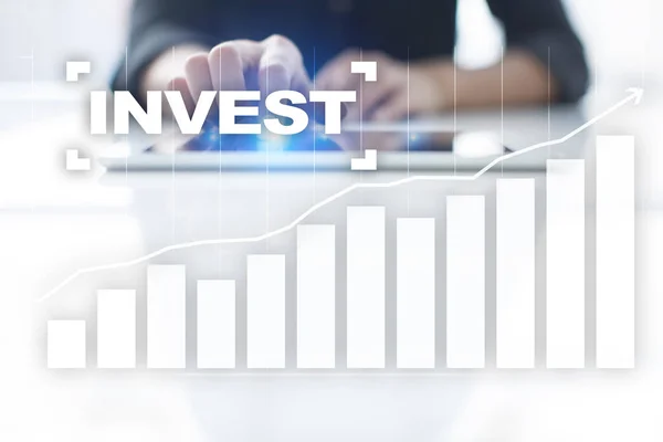 Invierte. Retorno de la inversión. Crecimiento financiero. Tecnología y concepto de negocio . — Foto de Stock