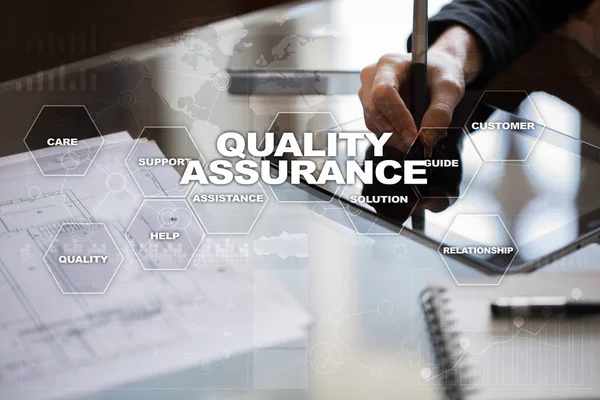 Concepto de garantía de calidad en la pantalla virtual. Concepto empresarial . —  Fotos de Stock