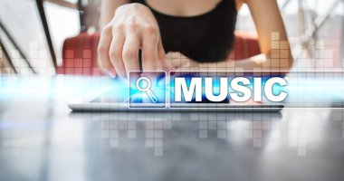 Kullanan kadın tablet pc ve müzik seçme.