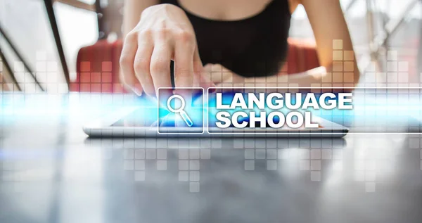 Mulher usando tablet pc e selecionando escola de idiomas . — Fotografia de Stock