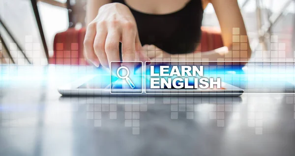 Vrouw met behulp van de tablet pc en selecteren Engels leren. — Stockfoto