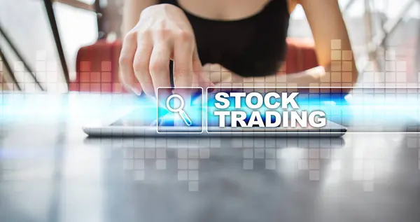 Kvinna som använder tablet pc och välja aktiehandel. — Stockfoto