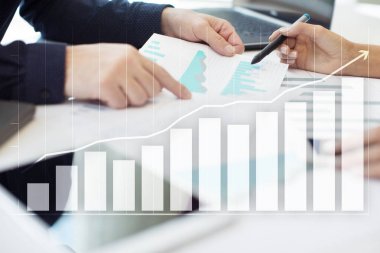 Diyagramlar ve grafikler sanal ekran üzerinde. İş stratejisi ve finansal büyüme.