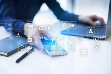 Sanal ekran arayüzü ile uygulamaları kutsal kişilerin resmi. Internet teknoloji kavramı