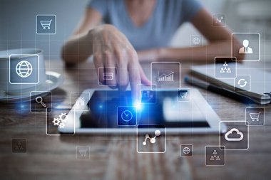 Sanal ekran arayüzü ile uygulamaları kutsal kişilerin resmi. Internet teknoloji kavramı.