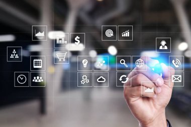 Sanal ekran arayüzü ile uygulamaları kutsal kişilerin resmi. Internet teknoloji kavramı