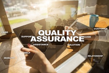 Kalite güvencesi kavramı sanal ekran üzerinde. İş kavramı