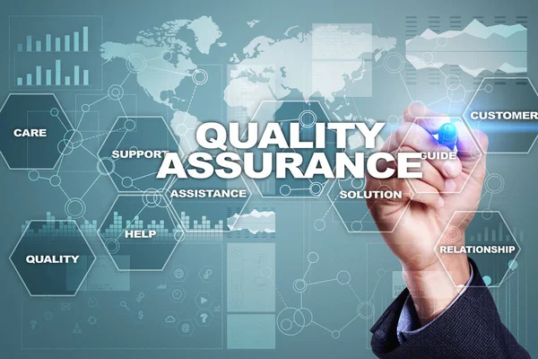 Kwaliteit garantie concept op het virtueel scherm. Bedrijfsconcept — Stockfoto